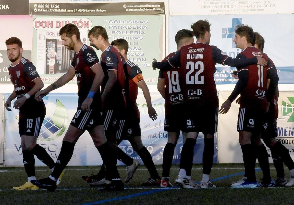 Jugadores de la Gimnástica celebran el tanto del empate.