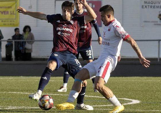 Fer Llorente disputa un balón dividido ante un jugador del Llerenense.