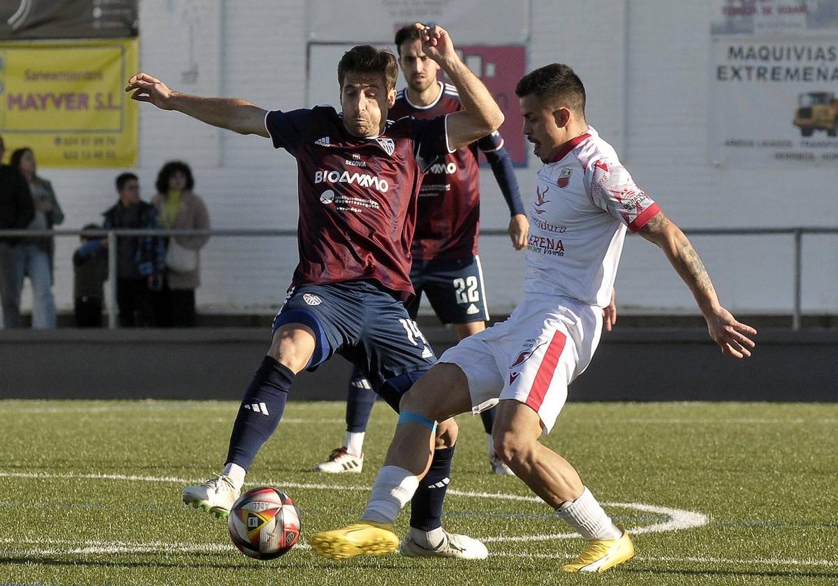 Fer Llorente disputa un balón dividido ante un jugador del Llerenense.