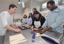 Samuel Suárez observa a unos alumnos preparando pastelería con masa de hojaldre, en un curso en el Cetece.