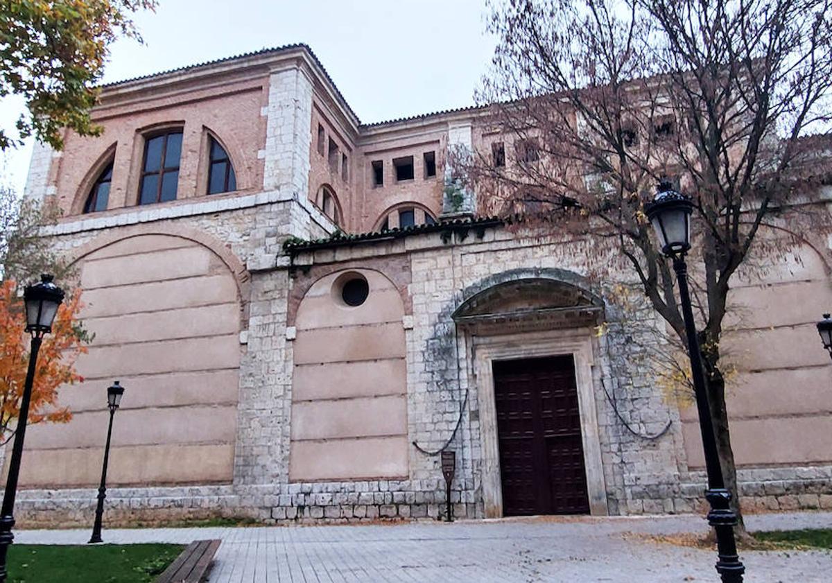 Imagen principal - Arriba, iglesia del convento, con la entrada principal del lado del Evangelio. Debajo, a la izquierda, fachada oriental de la iglesia, con la puerta cegada, que se puede observar desde la nueva plaza Francisco de Praves. A la derecha, capilla del Nacimiento, obra de Gregorio Fernández (1614).