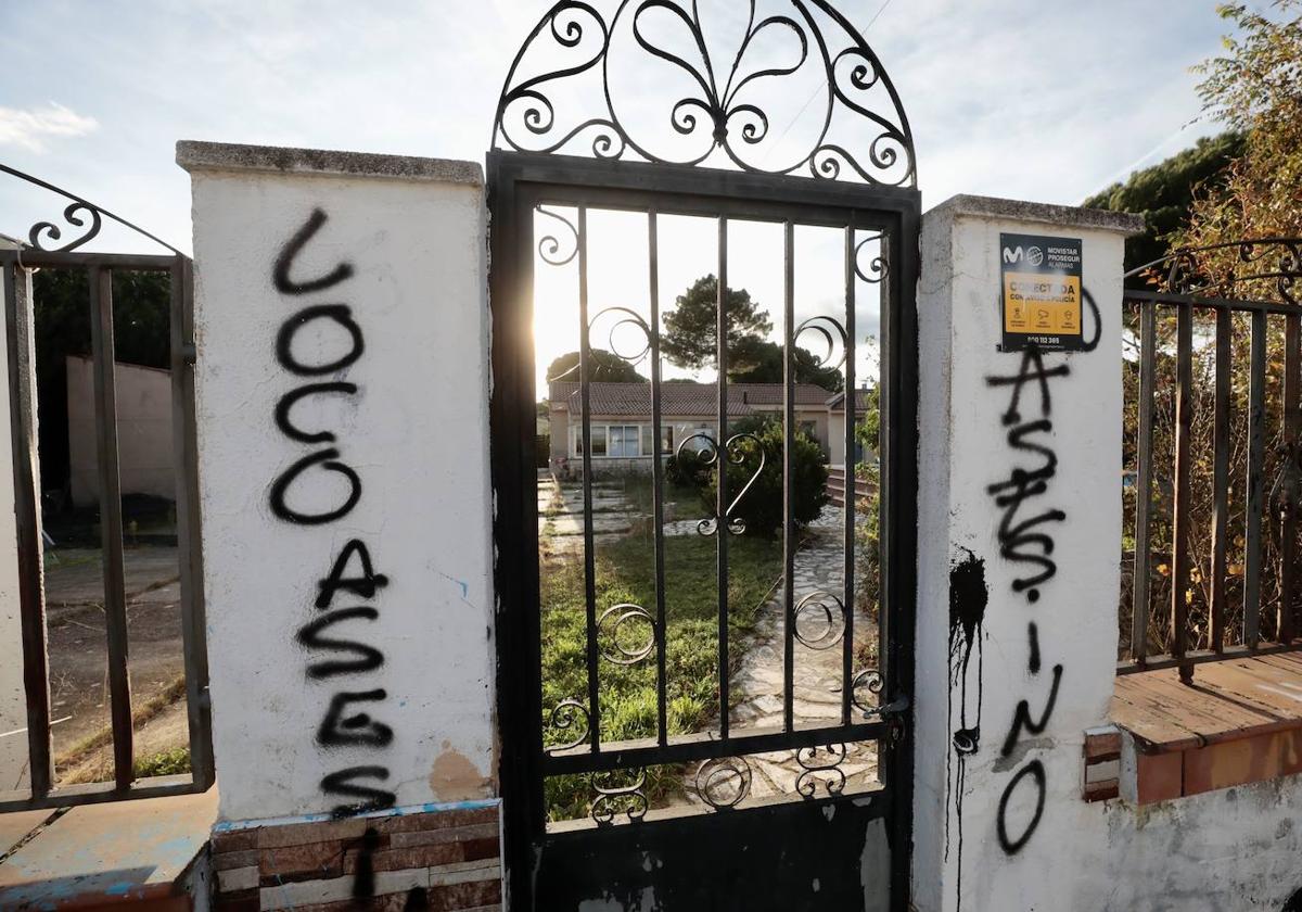 Pintadas en la puerta del chalé de Óscar S. en Traspinedo.