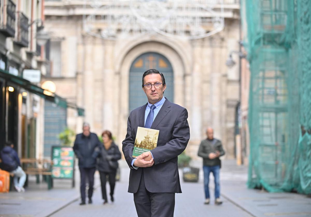 Javier Burrieza, con su libro, delante de la iglesia de la Vera Cruz de Valladolid.