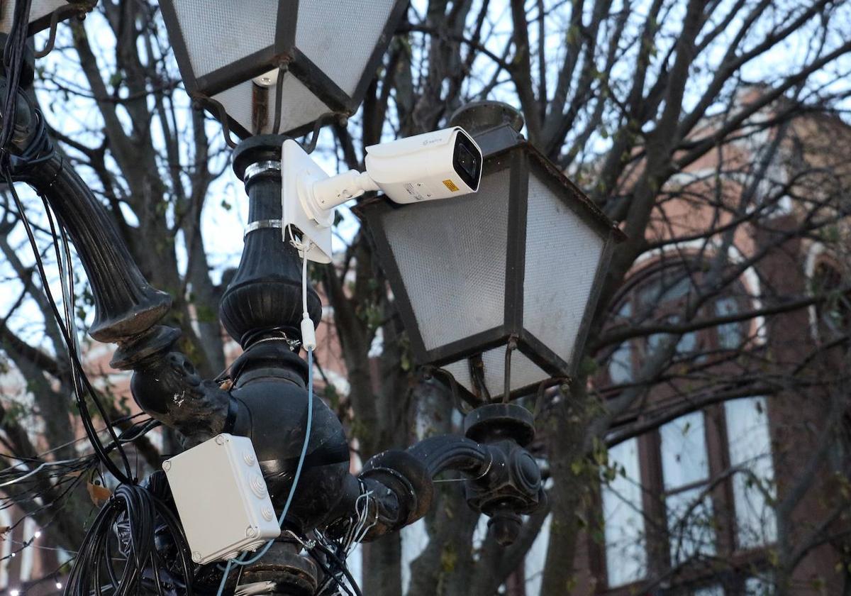 Una de las cámaras de detección del movimiento instalada en una farola del paseo del Salón.