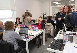 La consejera de Movilidad, a la derecha, con el delegado de la Junta, en la inauguración del centro.