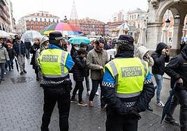 Agentes de la Policía Local, en la Plaza Mayor de Valladolid durante el pasado puente.