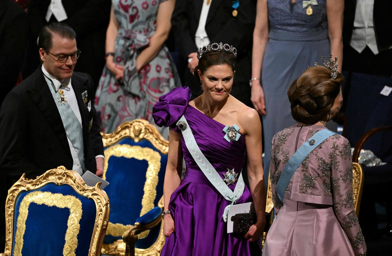 La princesa Victoria de Suecia y la reina Silvia de Suecia durante la gala de los premios Nobel.