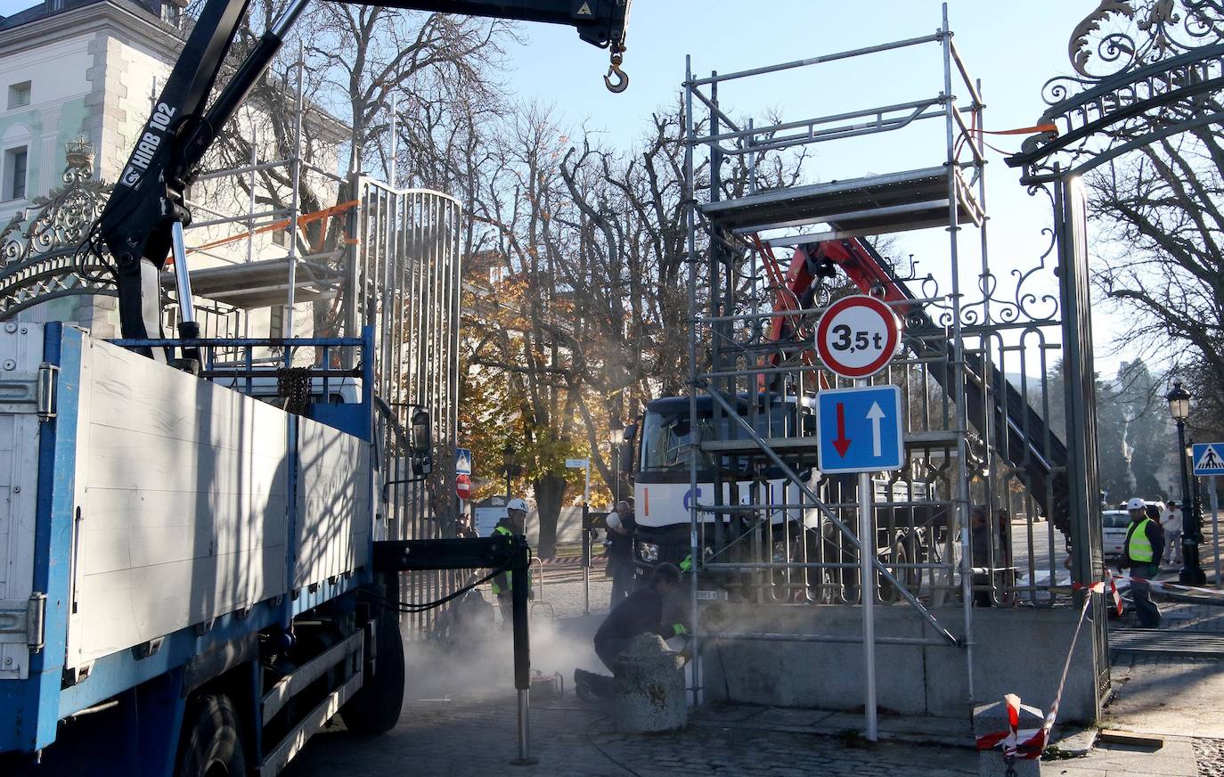 La colocación de la Puerta de Segovia en el Real Sitio, en imágenes