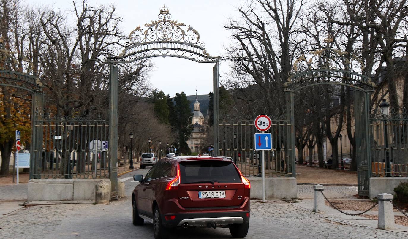 La colocación de la Puerta de Segovia en el Real Sitio, en imágenes