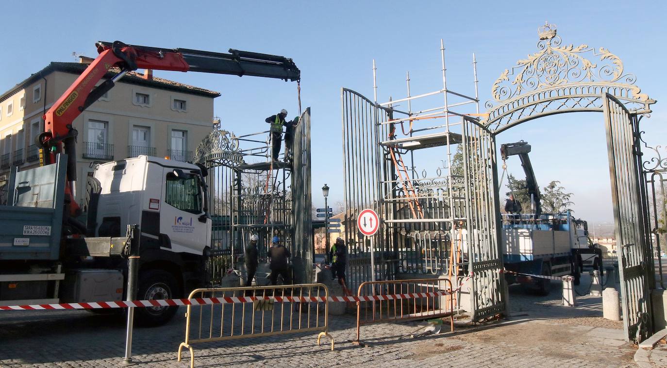 La colocación de la Puerta de Segovia en el Real Sitio, en imágenes