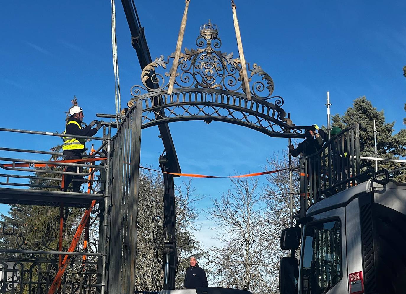 La colocación de la Puerta de Segovia en el Real Sitio, en imágenes