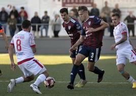 Arévalo intenta llevarse un balón suelto ante un jugador rival.