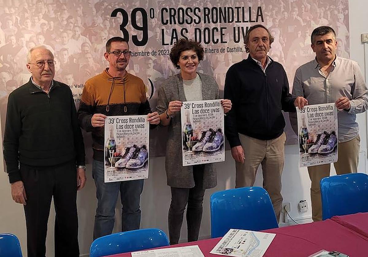 José Luis Castro, Raúl Martín, Mayte Martínez, Borja Lara y Justino Asenjo posan con carteles de la prueba.