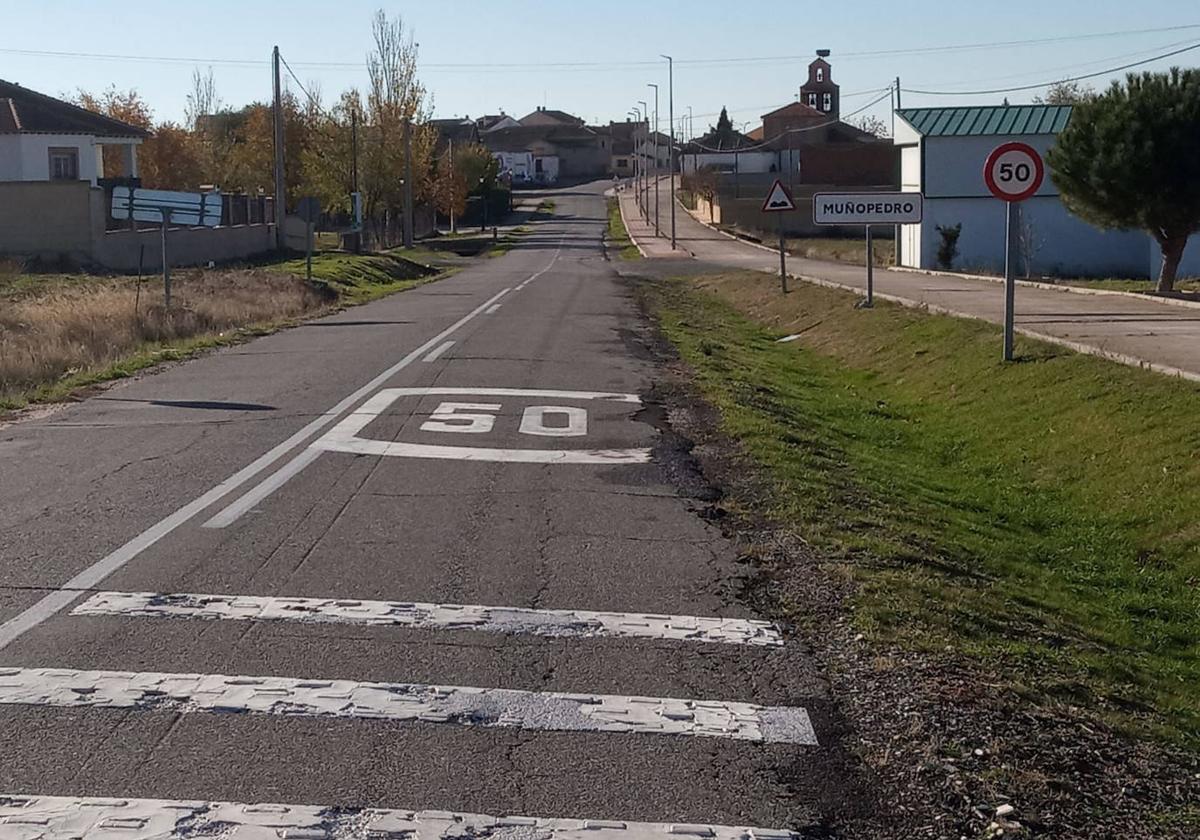 Mal estado del firme de la carretera que discurre por la localidad segoviana de Muñopedro.