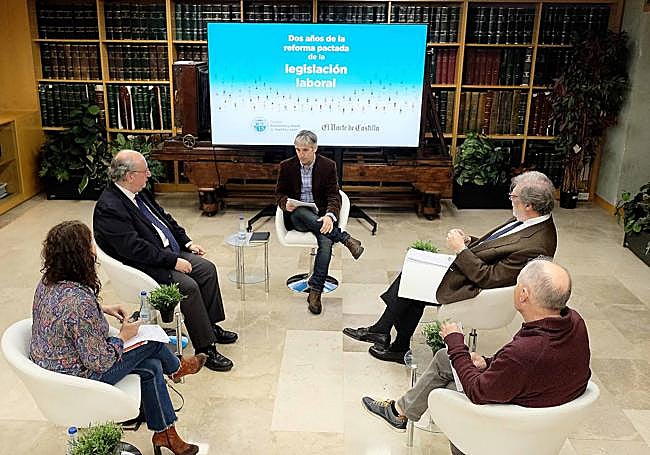 La mesa redonda fue moderada por el historiador Enrique Brzal, en el centro de la imagen.