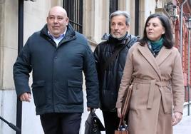 Pedro Muñoz junto a sus abogados, este martes, a su entrada a la Audiencia Provincial de León.