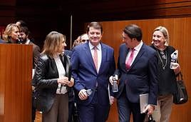 Los consejeros Rocío Lucas, Juan Carlos Suárez-Quiñones e Isabel Blanco escoltan a Alfonso Fernández Mañueco a su llegada al hemiciclo.