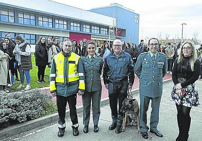 En el exterior se realizó la práctica de detección de drogas.