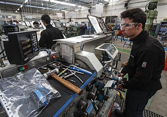 Jóvenes se forman como torneros en una escuela de FP.
