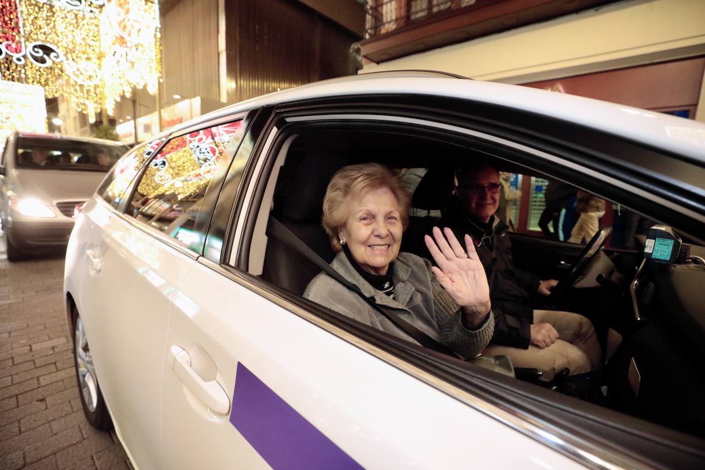 La cabalgata de taxis para los abuelos de Valladolid