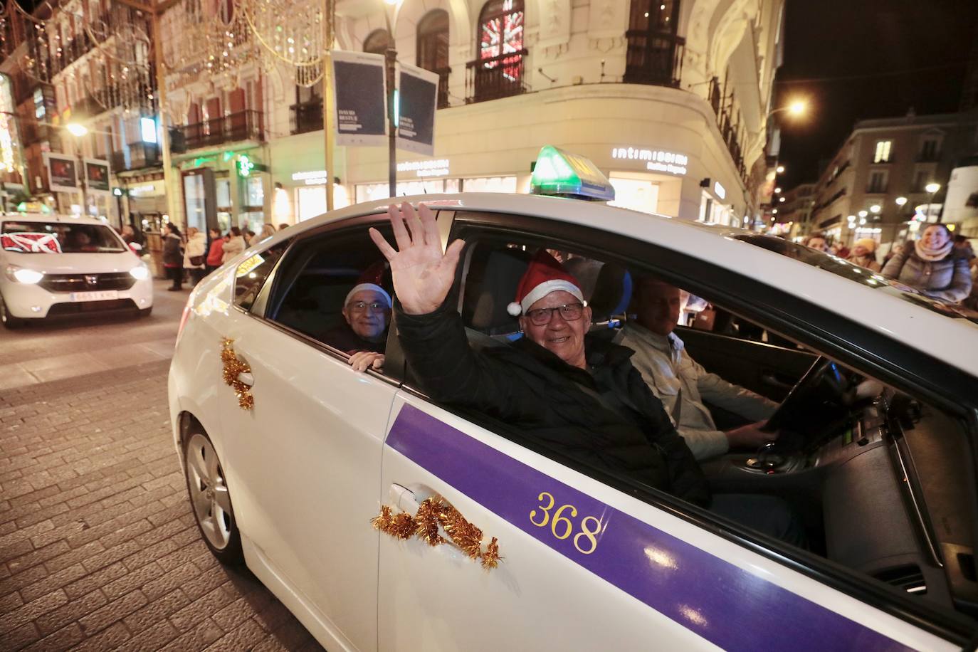 La cabalgata de taxis para los abuelos de Valladolid