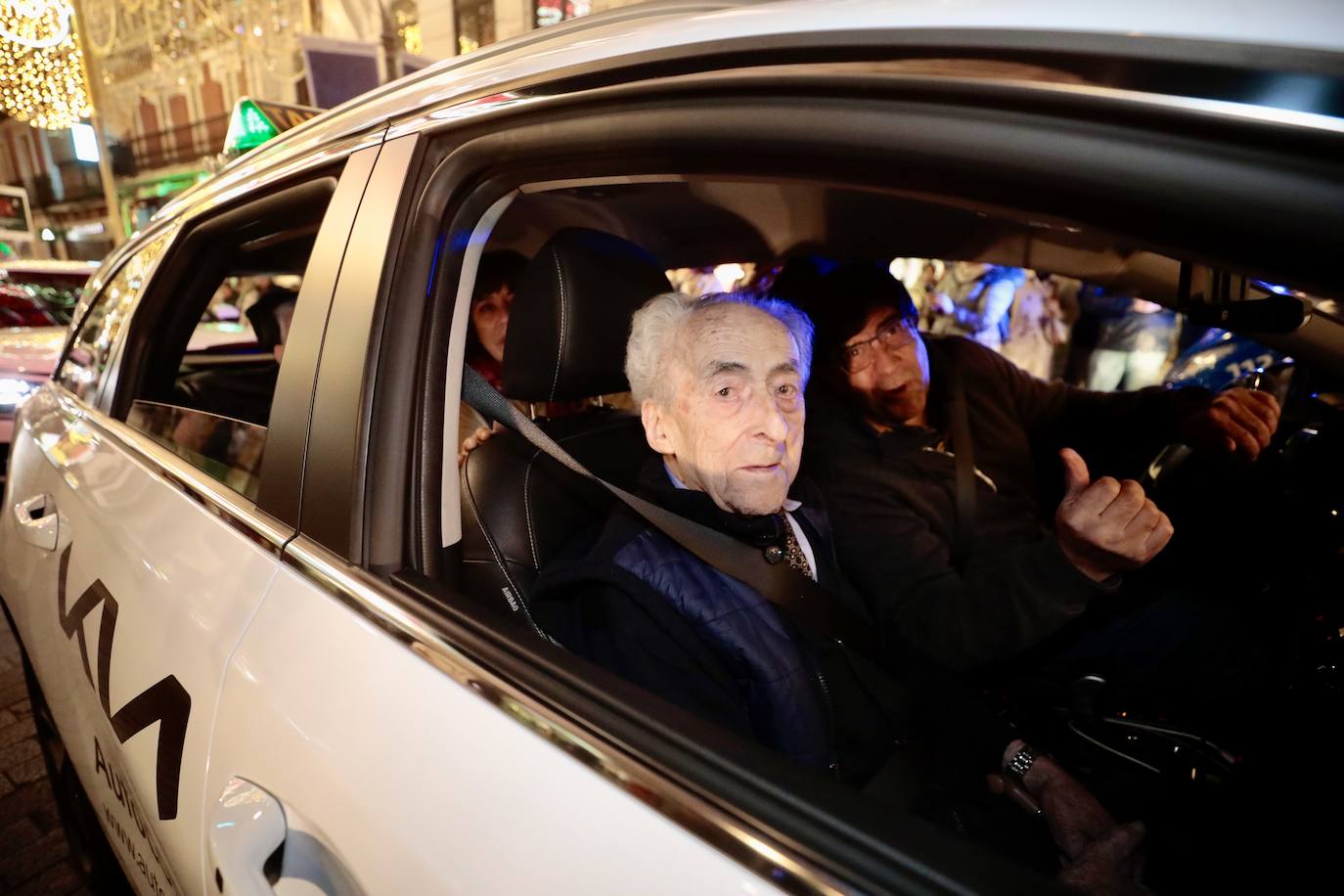 La cabalgata de taxis para los abuelos de Valladolid