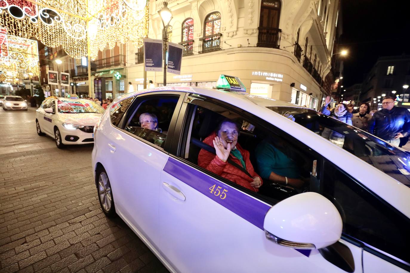 La cabalgata de taxis para los abuelos de Valladolid