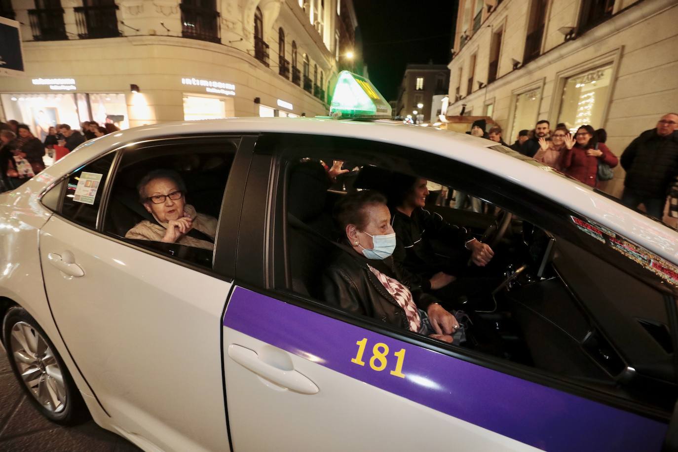 La cabalgata de taxis para los abuelos de Valladolid