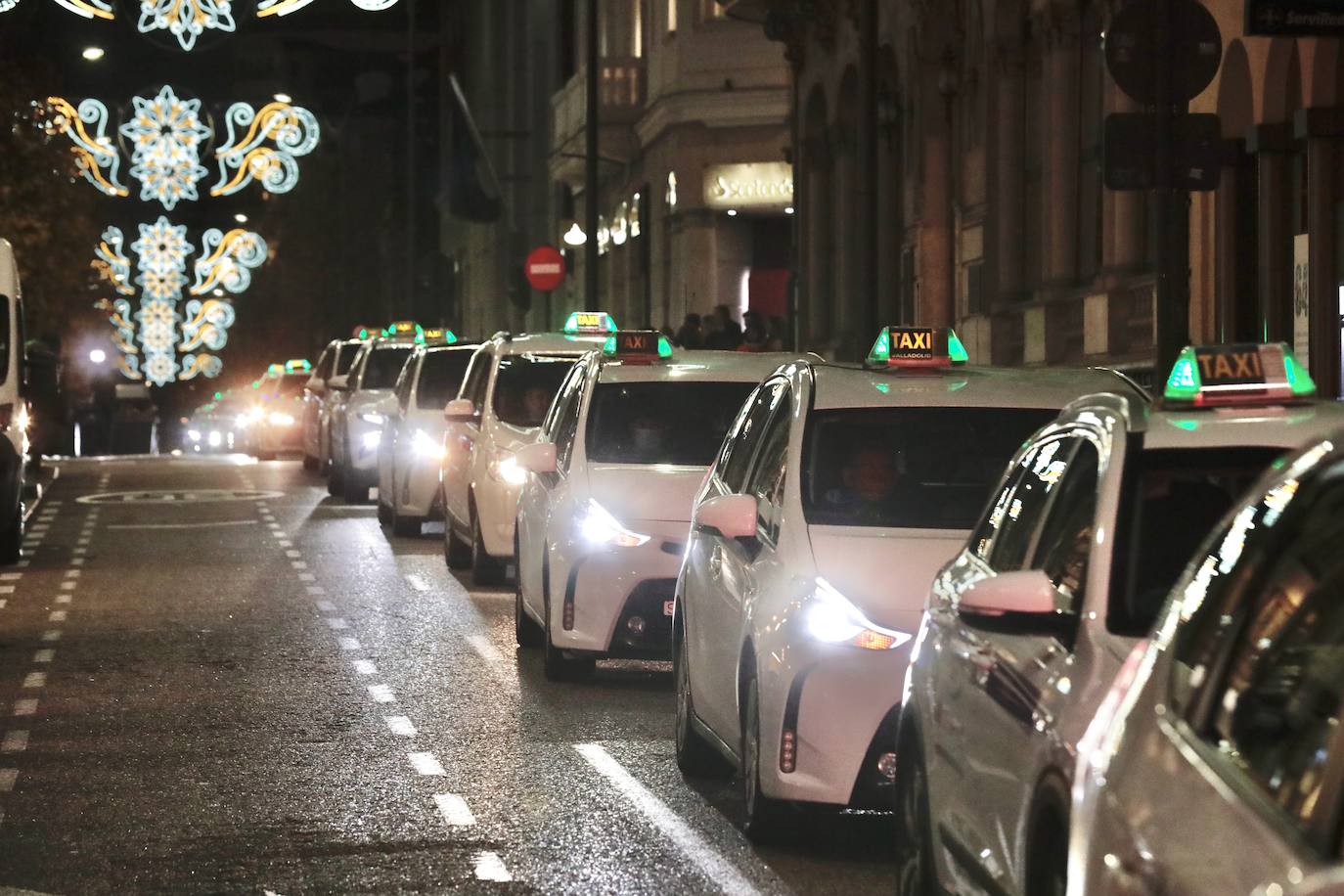 La cabalgata de taxis para los abuelos de Valladolid