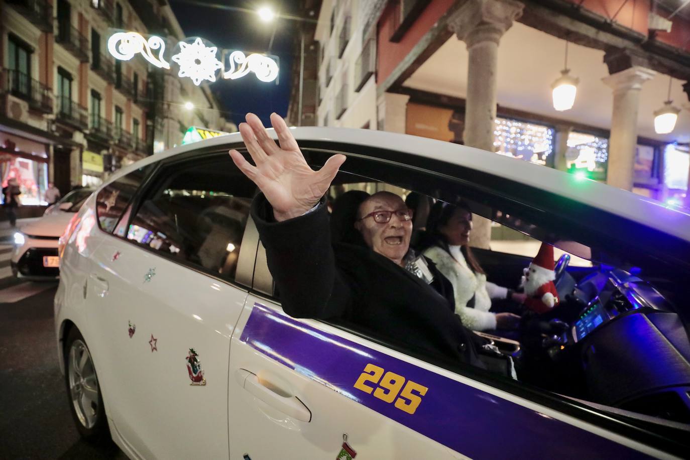 La cabalgata de taxis para los abuelos de Valladolid