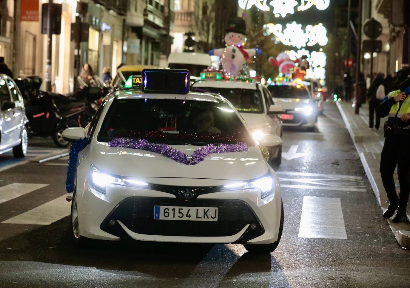 La cabalgata de taxis para los abuelos de Valladolid