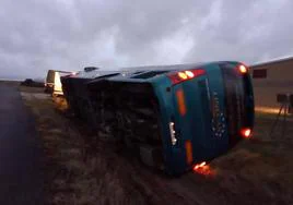 Autobús volcado en una cuneta a la salida de Marugán.