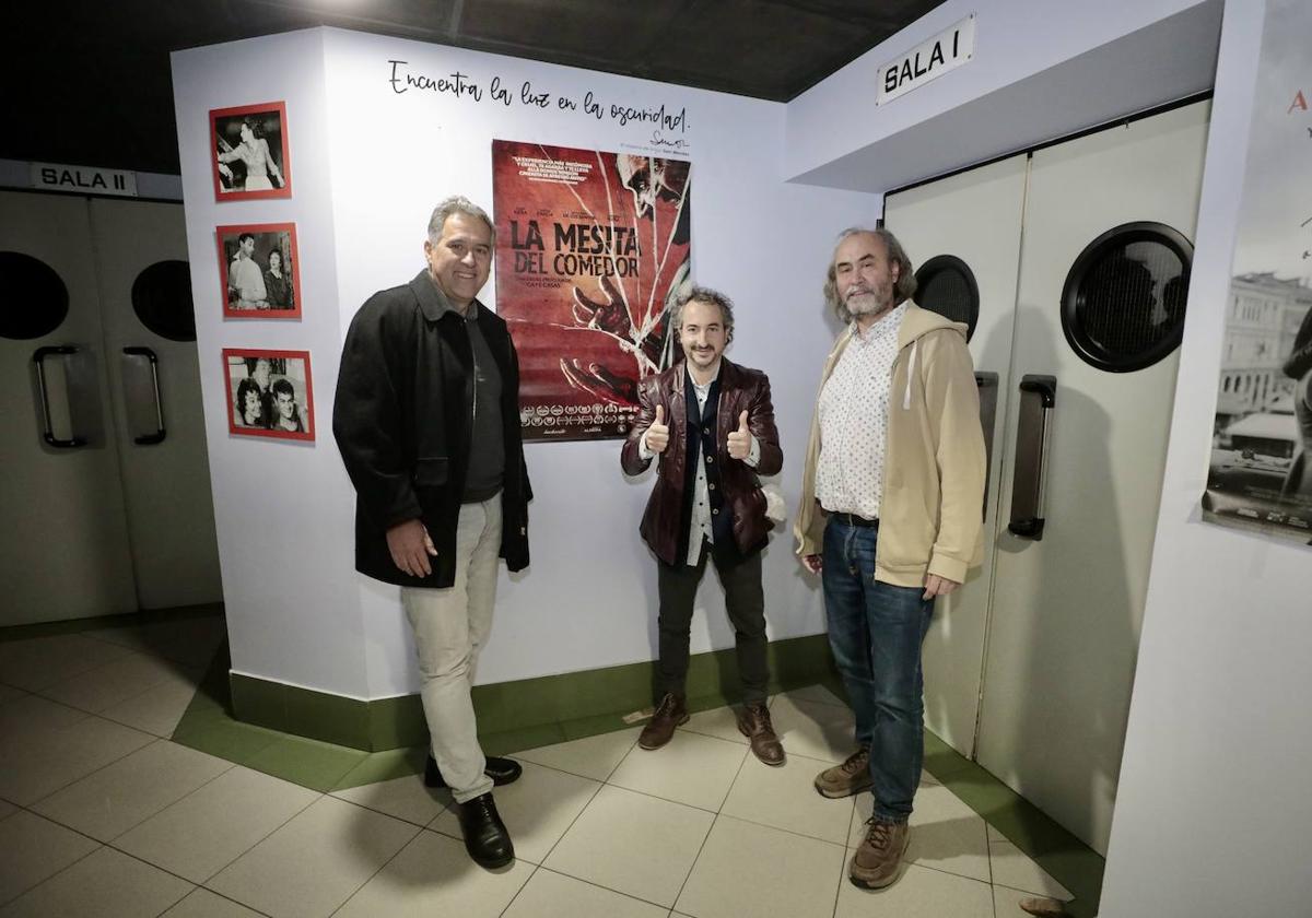 Norbert Llaràs, Jordi Riera y Arturo Dueñas, junto al cartel de la película en los cines Casablanca.