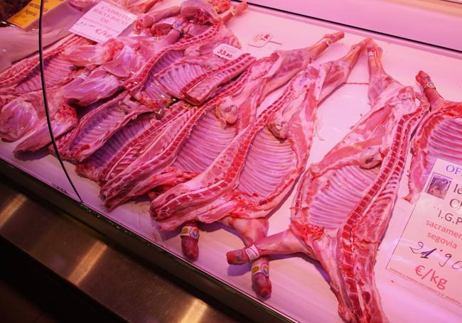 Diferentes piezas de lechazo en el Mercado del Val.
