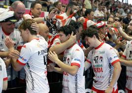 La afición anima a los jugadores del Balonmano Nava tras perder frente al Anaitasuna.