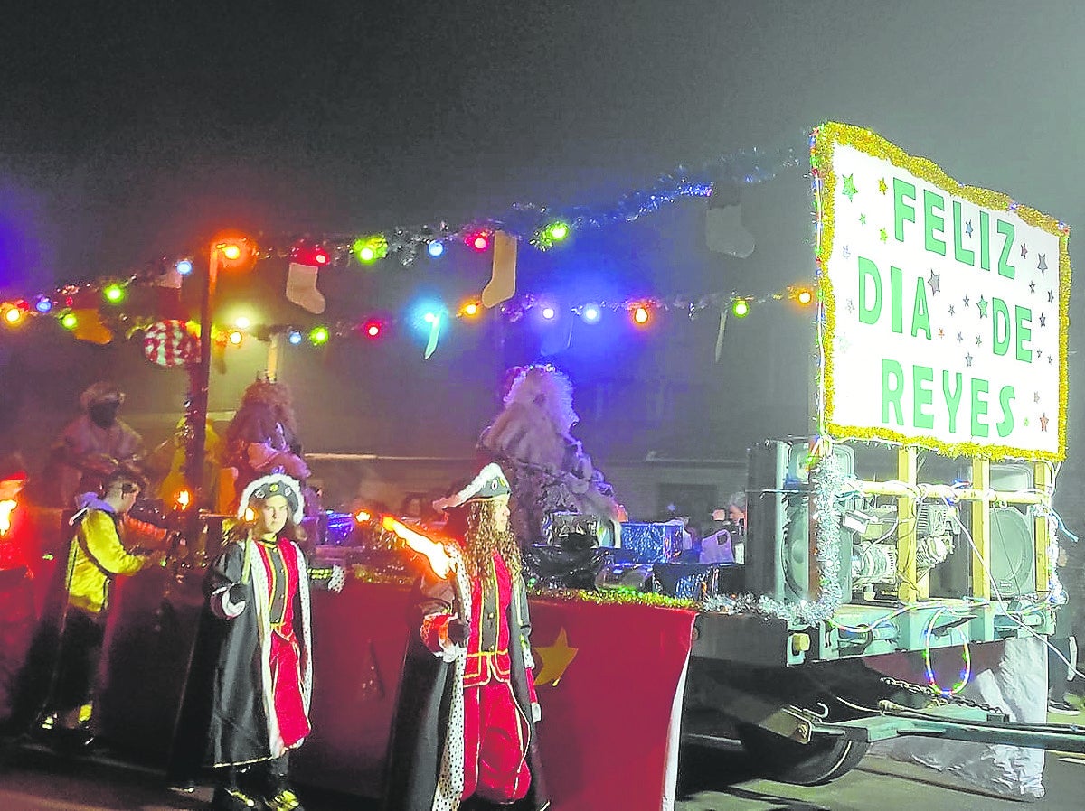 Los Reyes Magos, en el remolque de un tractor por las calles de Villafrechós