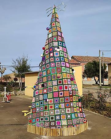 Árbol de Navidad que las vecinas del pueblo han tejido con sus manos.
