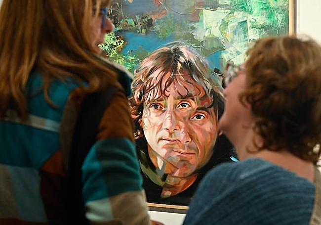 Dos mujeres contemplan una de las obras.