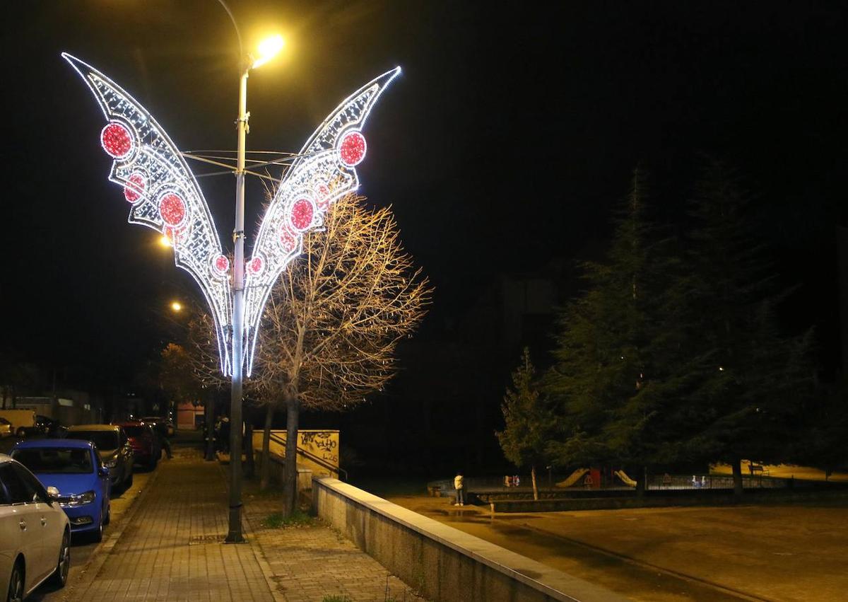 Imagen secundaria 1 - Decoración navideña en los barrios de San Lorenzo y La Albuera y en la calle José Zorrilla.