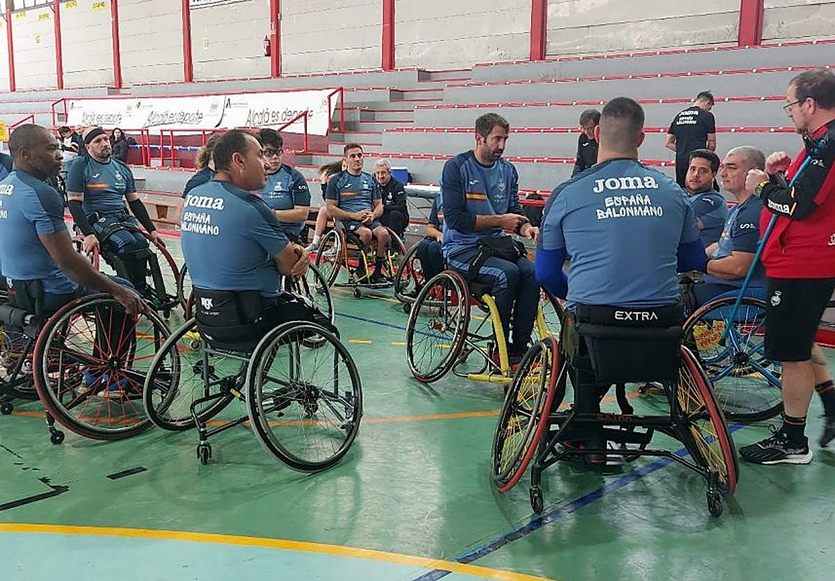 Perales da instrucciones antes de un entrenamiento.