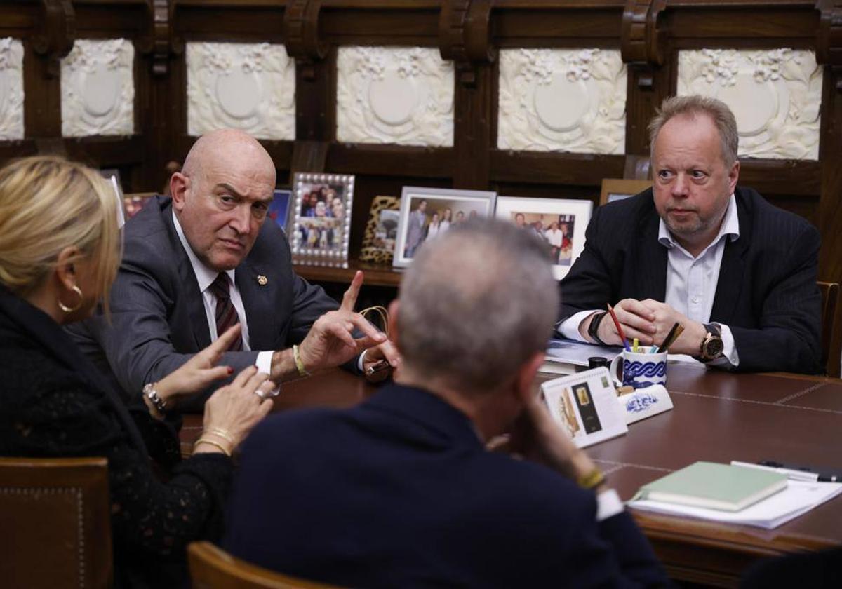 El alcalde, Jesús Julio Carnero (izquierda), y el presidente de InoBat, Andy Palmer, en la reunión mantenida este martes por la noche.