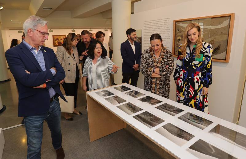 La viceconsejera de Cultura y la alcaldesa, durante la inauguración de la renovación de la muestra permanente de Caneja, el pasado octubre.