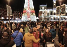 La Plaza Mayor de Valladolid, llena de gente, el primer fin de semana de luces.