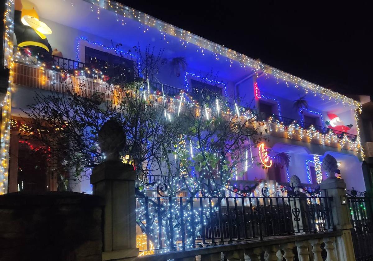 Una vivienda decorada con iluminación navideña en Cuéllar.