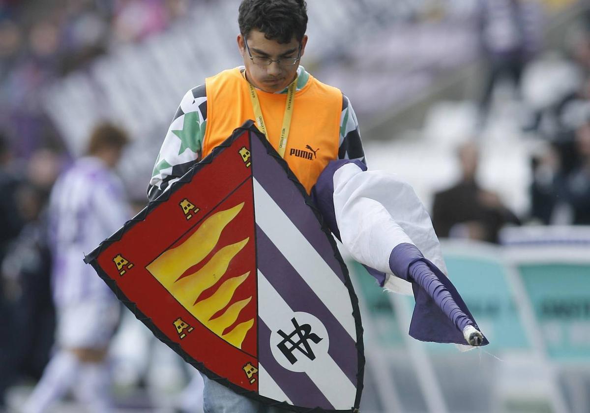 Un empleado, con el escudo de la mascota Pepe Zorrillo en 2010.