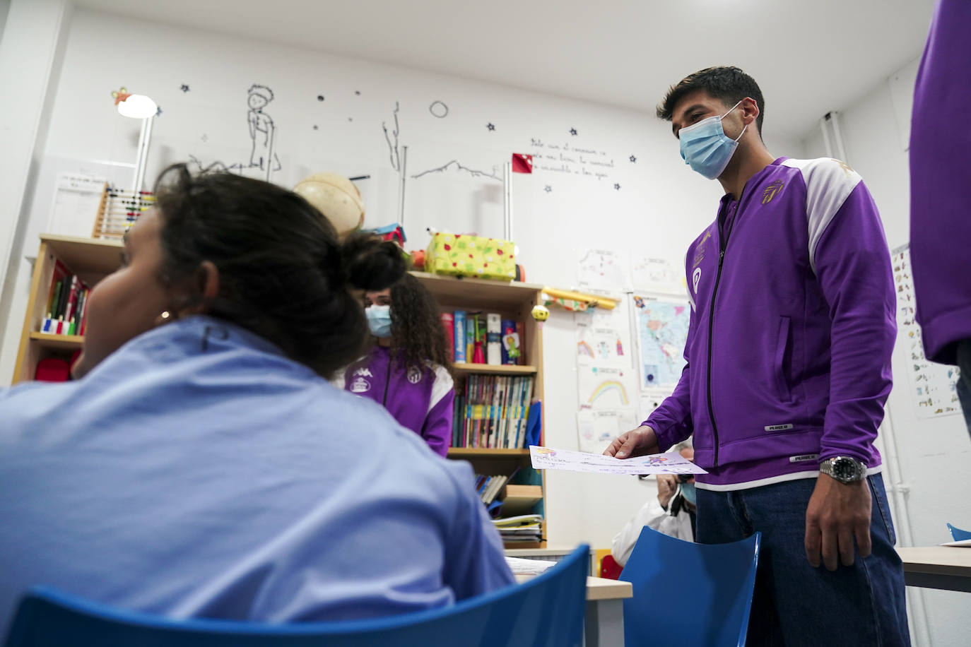 La visita de los deportistas a los hospitales de Valladolid, en imágenes