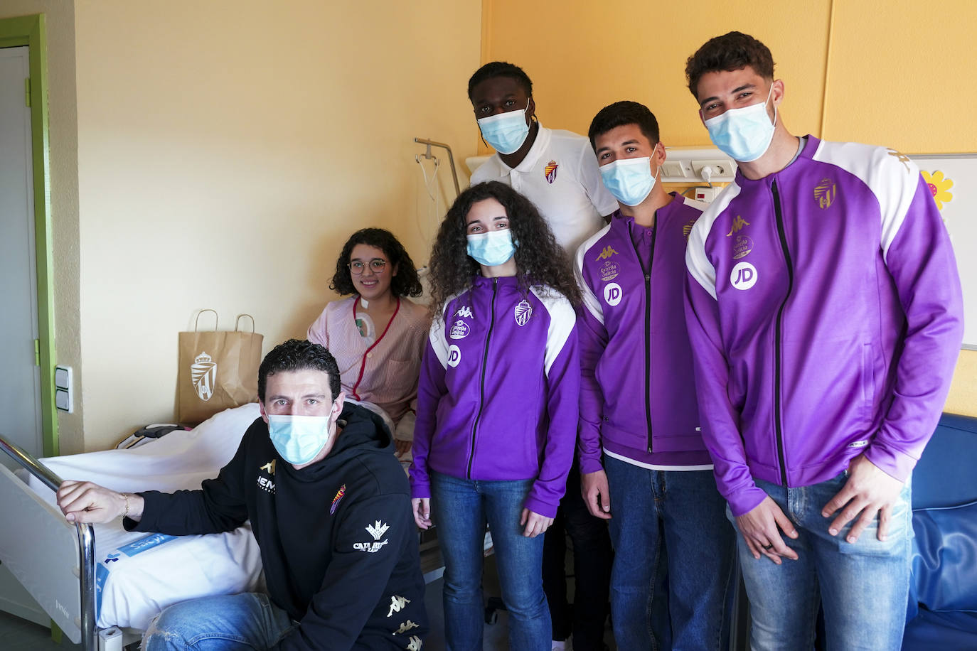 La visita de los deportistas a los hospitales de Valladolid, en imágenes