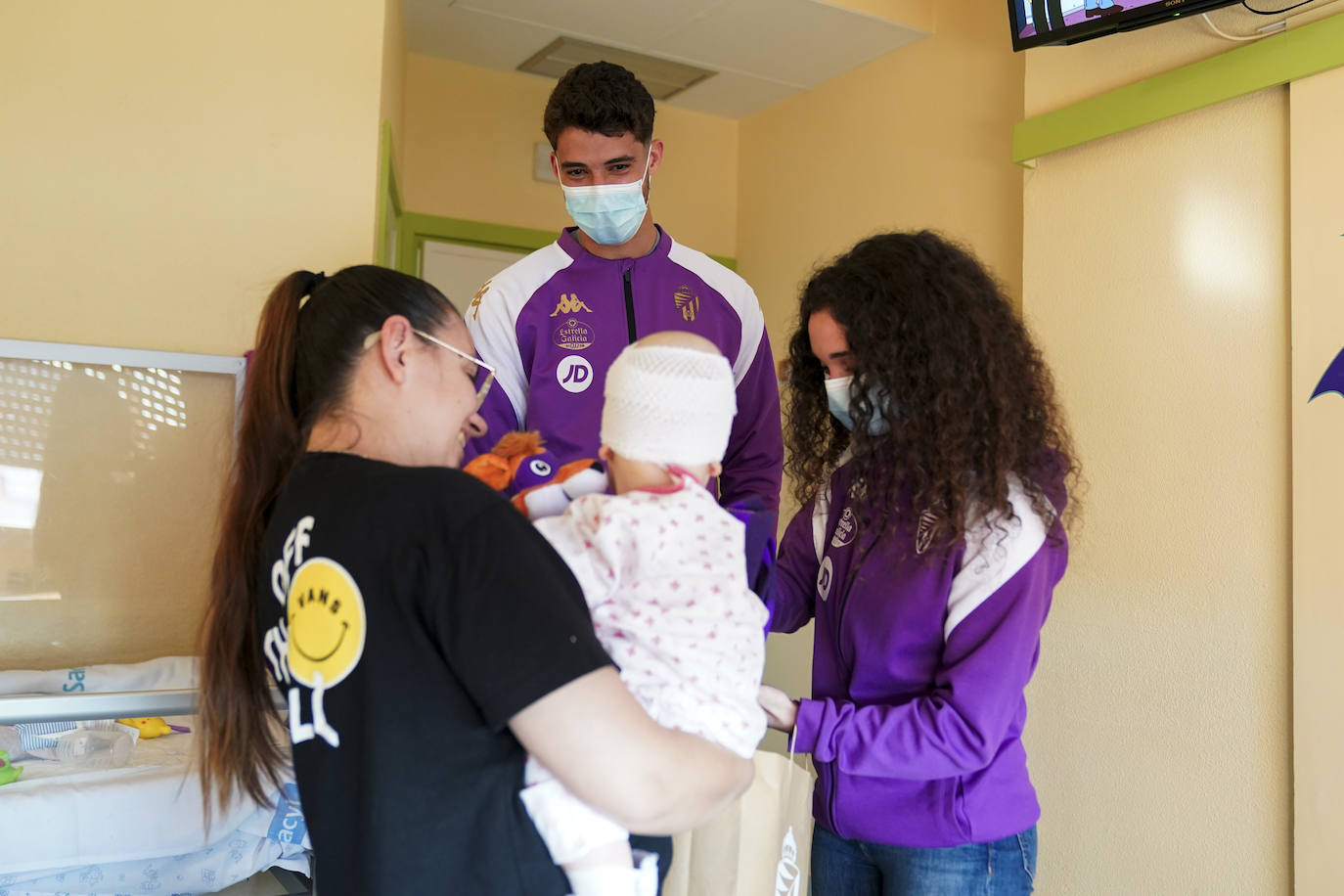 La visita de los deportistas a los hospitales de Valladolid, en imágenes