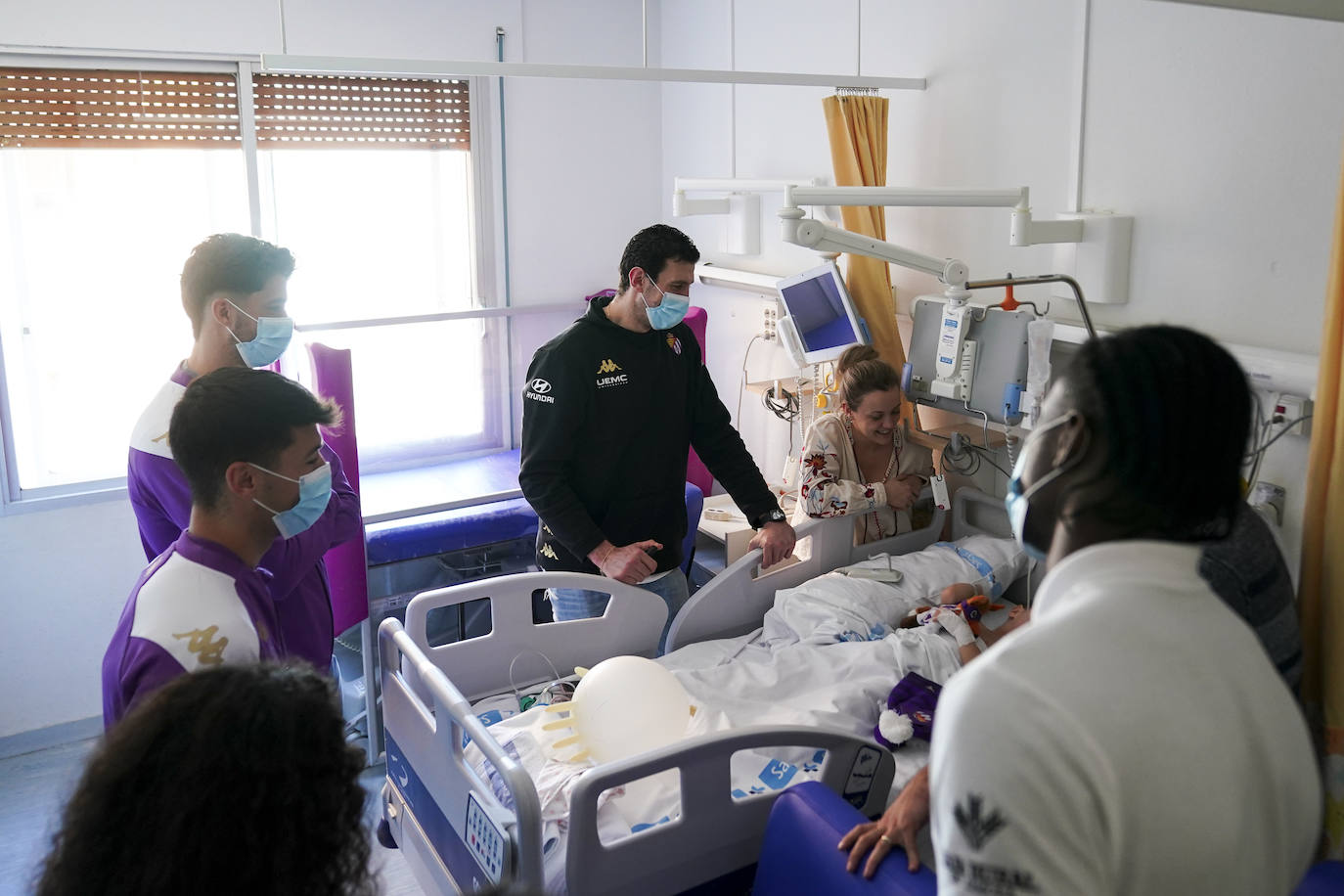La visita de los deportistas a los hospitales de Valladolid, en imágenes