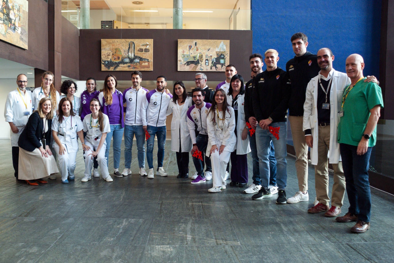 La visita de los deportistas a los hospitales de Valladolid, en imágenes